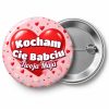 Przypinka Kocham Cię Babciu: przypinka na Dzień Babci i Dziadka z napisem Kocham Cię Babciu oraz polem podpis (np. Twoja Maja) – przód i aluminiowy tył z agrafką