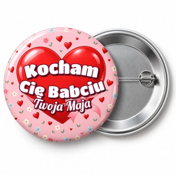 Przypinka Kocham Cię Babciu: przypinka na Dzień Babci i Dziadka z napisem Kocham Cię Babciu oraz polem podpis (np. Twoja Maja) – przód i aluminiowy tył z agrafką