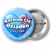 Przypinka Kocham Cię Dziadku: przypinka na Dzień Babci i Dziadka z napisem Kocham Cię Dziadku oraz polem podpis (np. Twój Olek) – przód i aluminiowy tył z agrafką