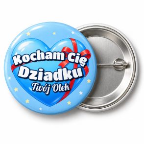 Przypinka Kocham Cię Dziadku: przypinka na Dzień Babci i Dziadka z napisem Kocham Cię Dziadku oraz polem podpis (np. Twój Olek) – przód i aluminiowy tył z agrafką