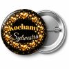 Przypinka Kochamy Sylwestra: przypinka na Sylwestra z napisem Kochamy Sylwestra – przód i aluminiowy tył z agrafką