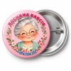 Przypinka Kochana Babcia Emblemat: przypinka na Dzień Babci i Dziadka z napisem KOCHANA BABCIA oraz polem od kogo (np. od wnuczki) – przód i aluminiowy tył z agrafką