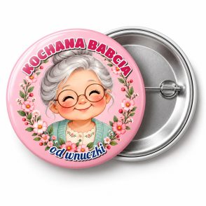 Przypinka Kochana Babcia Emblemat: przypinka na Dzień Babci i Dziadka z napisem KOCHANA BABCIA oraz polem od kogo (np. od wnuczki) – przód i aluminiowy tył z agrafką