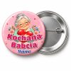 Przypinka Kochana Babcia z Imieniem: przypinka na Dzień Babci i Dziadka z napisem Kochana Babcia oraz polem imię (np. Halinka) – przód i aluminiowy tył z agrafką