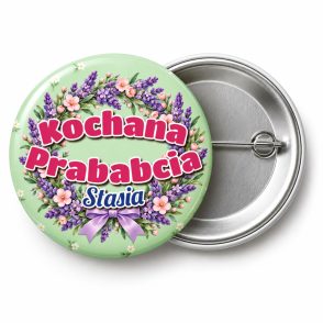 Przypinka Kochana Prababcia: przypinka na Dzień Babci i Dziadka z napisem Kochana Prababcia oraz polem imię (np. Stasia) – przód i aluminiowy tył z agrafką