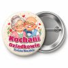 Przypinka Kochani Dziadkowie Razem: przypinka na Dzień Babci i Dziadka z napisem Kochani Dziadkowie oraz polem rodzina (np. Rodzina Nowaków) – przód i aluminiowy tył z agrafką