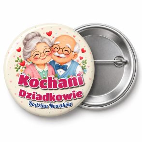 Przypinka Kochani Dziadkowie Razem: przypinka na Dzień Babci i Dziadka z napisem Kochani Dziadkowie oraz polem rodzina (np. Rodzina Nowaków) – przód i aluminiowy tył z agrafką