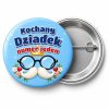 Przypinka Kochany Dziadek Numer Jeden: przypinka na Dzień Babci i Dziadka z napisem Kochany Dziadek numer jeden – przód i aluminiowy tył z agrafką