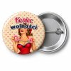 Przypinka Koniec Wolności Pin-up z Kajdankami: przypinka na wieczór kawalerski z napisem Koniec wolności – przód i aluminiowy tył z agrafką