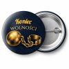 Przypinka Koniec Wolności Złota Kula u Nogi: przypinka na wieczór kawalerski z napisem Koniec wolności – przód i aluminiowy tył z agrafką
