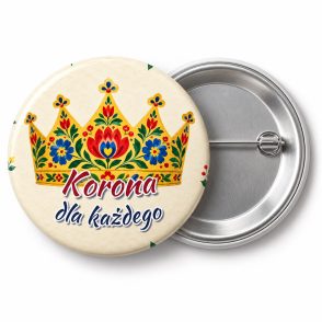 Przypinka Korona dla Każdego: przypinka na Orszak Trzech Króli z napisem Korona dla każdego – przód i aluminiowy tył z agrafką