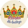 Wzór: Przypinka Korona dla Każdego – grafika z napisem Korona dla każdego