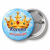 Przypinka Korona Mi Pasuje: przypinka na Orszak Trzech Króli z napisem Korona mi pasuje! – przód i aluminiowy tył z agrafką