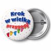 Przypinka Krok w Wielką Przygodę Kolorowe Stópki: przypinka na pasowanie pierwszoklasisty z napisem Krok w wielką przygodę – przód i aluminiowy tył z agrafką