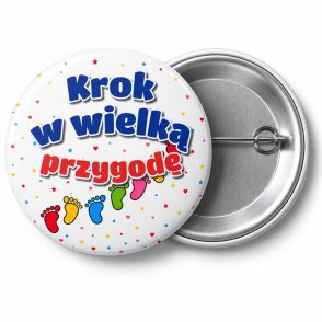 Przypinka Krok w Wielką Przygodę Kolorowe Stópki: przypinka na pasowanie pierwszoklasisty z napisem Krok w wielką przygodę – przód i aluminiowy tył z agrafką