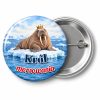 Przypinka Król Morsowania Mors: przypinka dla morsów z napisem Król morsowania – przód i aluminiowy tył z agrafką