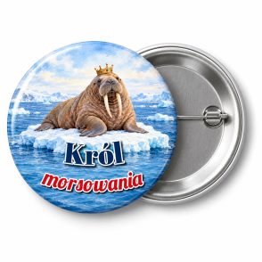 Przypinka Król Morsowania Mors: przypinka dla morsów z napisem Król morsowania – przód i aluminiowy tył z agrafką