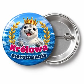 Przypinka Królowa Morsowania Foka: przypinka dla morsów z napisem Królowa morsowania – przód i aluminiowy tył z agrafką
