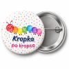 Przypinka Kropka po Kropce: przypinka na Dzień Kropki z napisem Kropka po kropce – przód i aluminiowy tył z agrafką