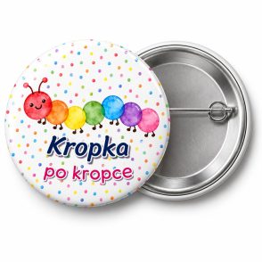 Przypinka Kropka po Kropce: przypinka na Dzień Kropki z napisem Kropka po kropce – przód i aluminiowy tył z agrafką