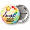 Przypinka Kropka Zmienia Wszystko: przypinka na Dzień Kropki z napisem Kropka zmienia wszystko – przód i aluminiowy tył z agrafką