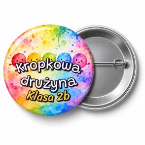 Przypinka Kropkowa Drużyna Klasa: przypinka na Dzień Kropki z napisem Kropkowa drużyna oraz polem klasa (np. Klasa 2b) – przód i aluminiowy tył z agrafką