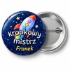 Przypinka Kropkowy Mistrz Rakieta: przypinka na Dzień Kropki z napisem Kropkowy mistrz oraz polem imię (np. Franek) – przód i aluminiowy tył z agrafką