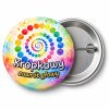 Przypinka Kropkowy Zawrót Głowy: przypinka na Dzień Kropki z napisem Kropkowy zawrót głowy – przód i aluminiowy tył z agrafką