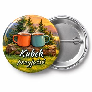 Przypinka Kubek Przyjaźni: przypinka na Dzień Myśli Braterskiej z napisem Kubek przyjaźni – przód i aluminiowy tył z agrafką