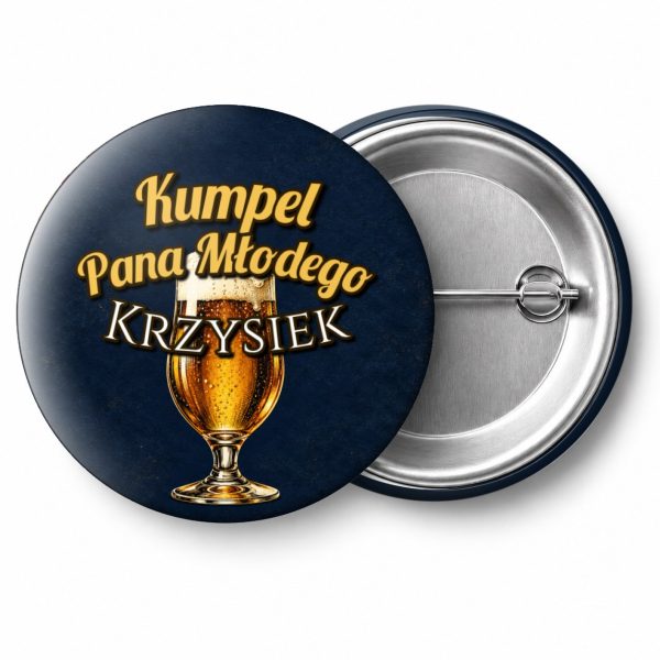 Przypinka Kumpel Pana Młodego z Imieniem Piwo Rzemieślnicze: przypinka na wieczór kawalerski z napisem Kumpel Pana Młodego oraz polem imię (np. Krzysiek) – przód i aluminiowy tył z agrafką
