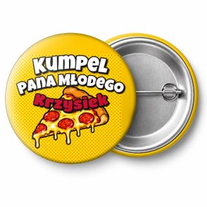 Przypinka Kumpel Pana Młodego z Imieniem Pizza: przypinka na wieczór kawalerski z napisem Kumpel Pana Młodego oraz polem imię (np. Krzysiek) – przód i aluminiowy tył z agrafką