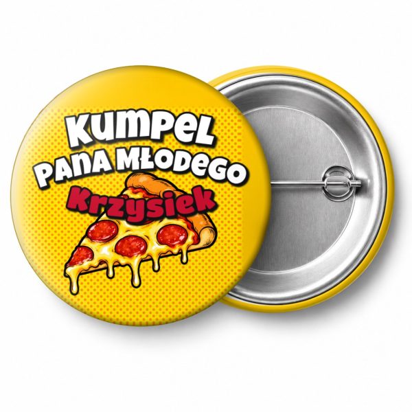 Przypinka Kumpel Pana Młodego z Imieniem Pizza: przypinka na wieczór kawalerski z napisem Kumpel Pana Młodego oraz polem imię (np. Krzysiek) – przód i aluminiowy tył z agrafką