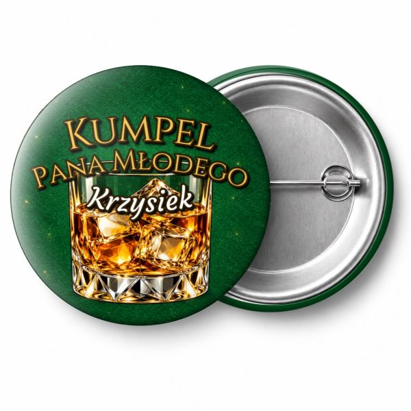 Przypinka Kumpel Pana Młodego z Imieniem Szklanka Whisky: przypinka na wieczór kawalerski z napisem Kumpel Pana Młodego oraz polem imię (np. Krzysiek) – przód i aluminiowy tył z agrafką