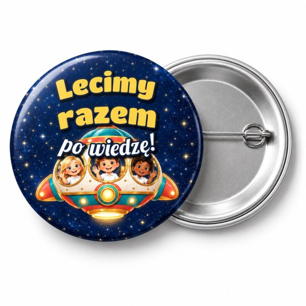Przypinka Lecimy Razem po Wiedzę Statek Kosmiczny: przypinka na pasowanie pierwszoklasisty z napisem Lecimy razem po wiedzę! – przód i aluminiowy tył z agrafką