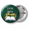 Przypinka Liczę Piszę Czytam Przybory z Kredy: przypinka na pasowanie pierwszoklasisty z napisem Liczę, piszę, czytam! – przód i aluminiowy tył z agrafką