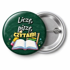 Przypinka Liczę Piszę Czytam Przybory z Kredy: przypinka na pasowanie pierwszoklasisty z napisem Liczę, piszę, czytam! – przód i aluminiowy tył z agrafką