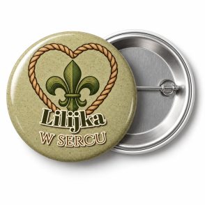 Przypinka Lilijka w Sercu: przypinka na Dzień Myśli Braterskiej z napisem Lilijka w sercu – przód i aluminiowy tył z agrafką