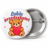 Przypinka Lubię Przedszkole Kredkowy Miś: przypinka na pasowanie na przedszkolaka z napisem Lubię przedszkole! – przód i aluminiowy tył z agrafką
