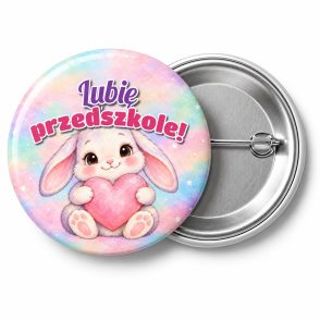 Przypinka Lubię Przedszkole Króliczek z Serduszkiem: przypinka na pasowanie na przedszkolaka z napisem Lubię przedszkole! – przód i aluminiowy tył z agrafką