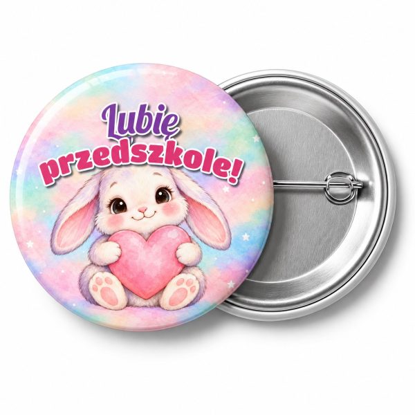 Przypinka Lubię Przedszkole Króliczek z Serduszkiem: przypinka na pasowanie na przedszkolaka z napisem Lubię przedszkole! – przód i aluminiowy tył z agrafką