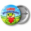 Przypinka Lubię Przedszkole Żabka z Sercem: przypinka na pasowanie na przedszkolaka z napisem Lubię przedszkole! – przód i aluminiowy tył z agrafką