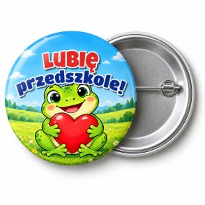 Przypinka Lubię Przedszkole Żabka z Sercem: przypinka na pasowanie na przedszkolaka z napisem Lubię przedszkole! – przód i aluminiowy tył z agrafką