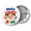 Przypinka Mała Artystka Dziewczynka z Farbami: przypinka na pasowanie na przedszkolaka z napisem Mała artystka – przód i aluminiowy tył z agrafką