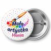 Przypinka Mała Artystka Pędzel: przypinka na Dzień Kropki z napisem Mała artystka oraz polem imię (np. Hania) – przód i aluminiowy tył z agrafką