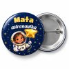Przypinka Mała Astronautka z Balonem: przypinka na pasowanie pierwszoklasisty z napisem Mała astronautka – przód i aluminiowy tył z agrafką