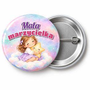 Przypinka Mała Marzycielka Dziewczynka na Chmurce: przypinka na pasowanie na przedszkolaka z napisem Mała marzycielka – przód i aluminiowy tył z agrafką