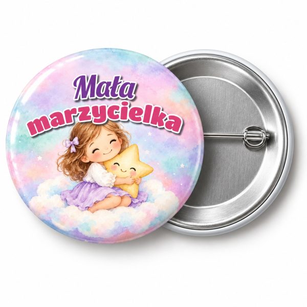 Przypinka Mała Marzycielka Dziewczynka na Chmurce: przypinka na pasowanie na przedszkolaka z napisem Mała marzycielka – przód i aluminiowy tył z agrafką