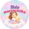 Wzór: Przypinka Mała Marzycielka Dziewczynka na Chmurce – grafika z napisem Mała marzycielka