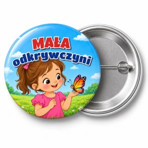 Przypinka Mała Odkrywczyni Dziewczynka z Motylem: przypinka na pasowanie na przedszkolaka z napisem Mała odkrywczyni – przód i aluminiowy tył z agrafką