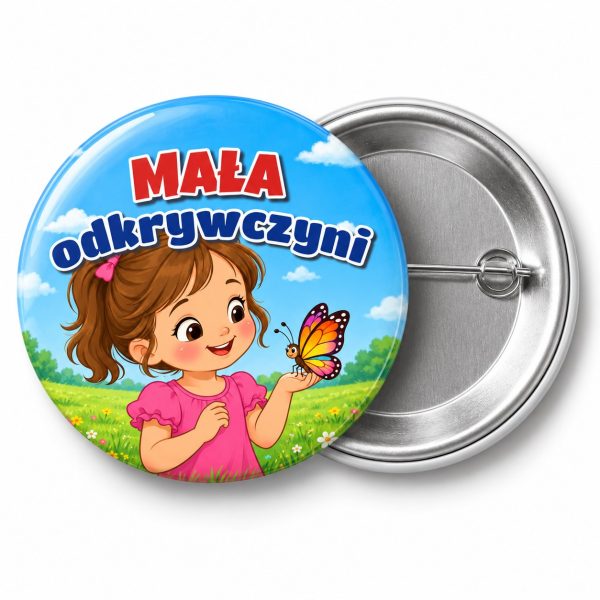 Przypinka Mała Odkrywczyni Dziewczynka z Motylem: przypinka na pasowanie na przedszkolaka z napisem Mała odkrywczyni – przód i aluminiowy tył z agrafką